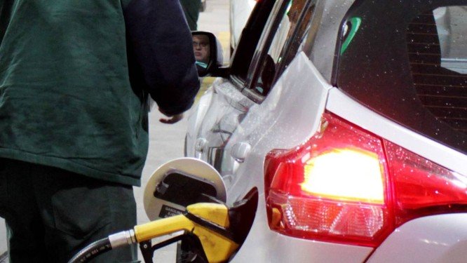 Apesar de redução de 15,9% pela Petrobras, vlr da gasolina sobe no RJ