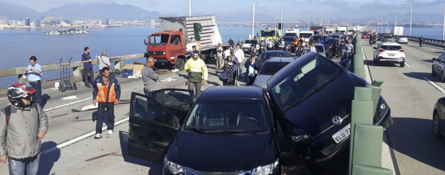 Colisão entre carros e caminhão interdita todas as faixas da Ponte