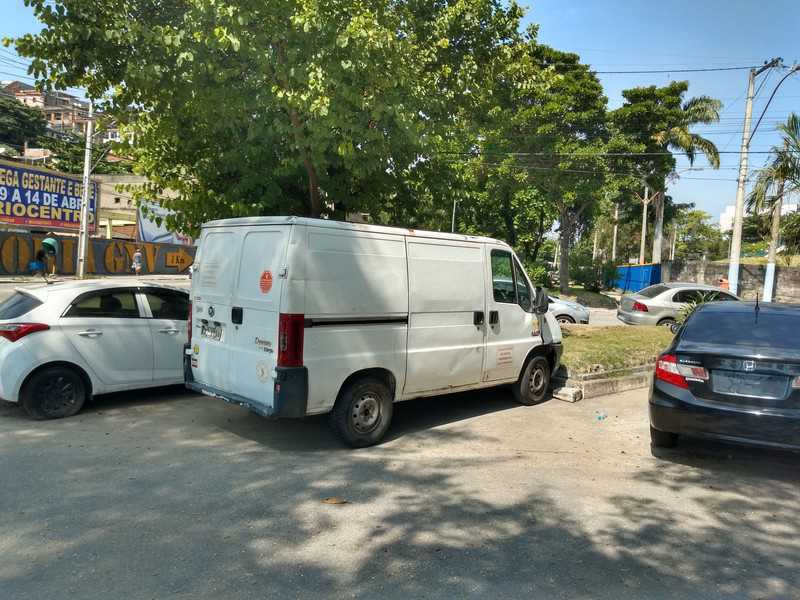 Motorista e ajudante de van que transportava peças de veículos rendido