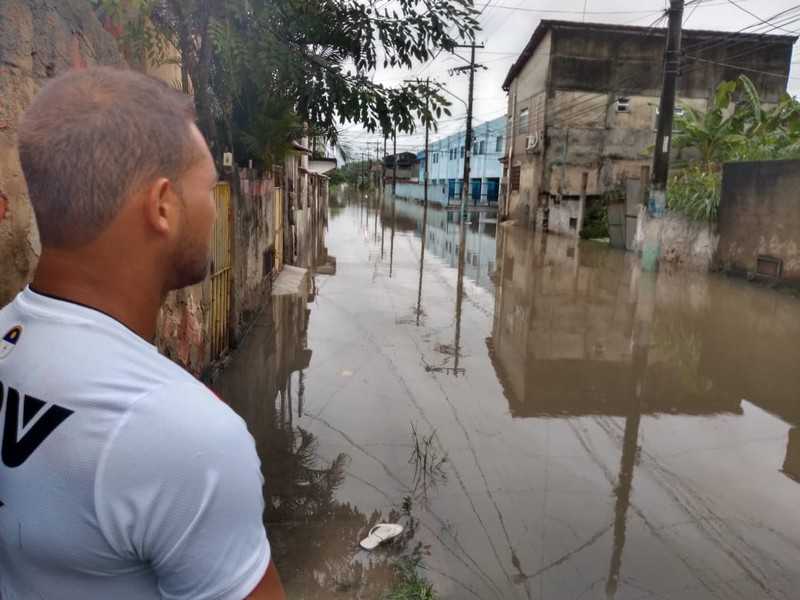 Moradores ficam ilhados no Jardim Catarina, em São Gonçalo