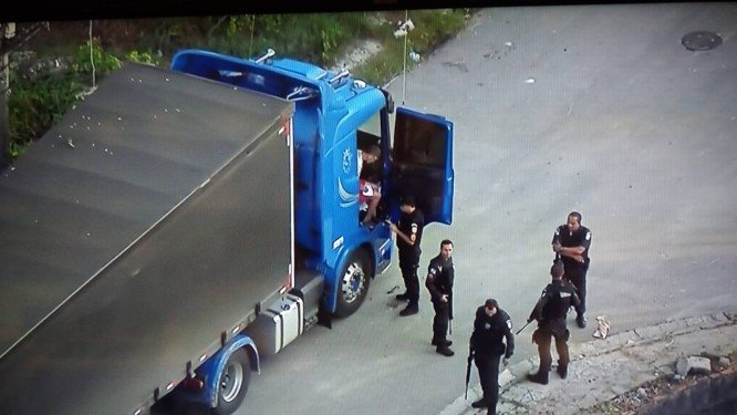 Caminhão de carga é roubado em São Gonçalo