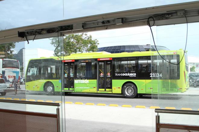 Ônibus de quatro portas nas ruas