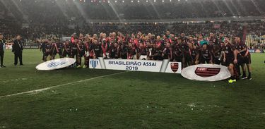 Flamengo goleia o Avaí na despedida do time do Maracanã