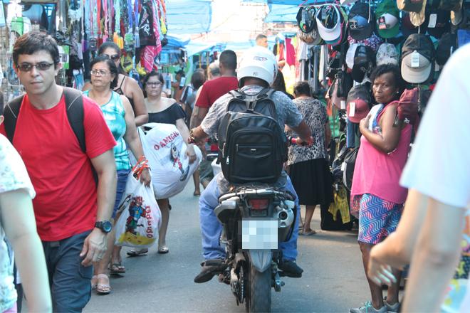 Rua da Feira: polo comercial que beira a desordem em SG