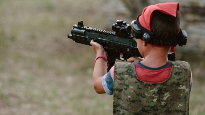 Ter arma em casa aumenta número de morte de crianças, mostram estudos