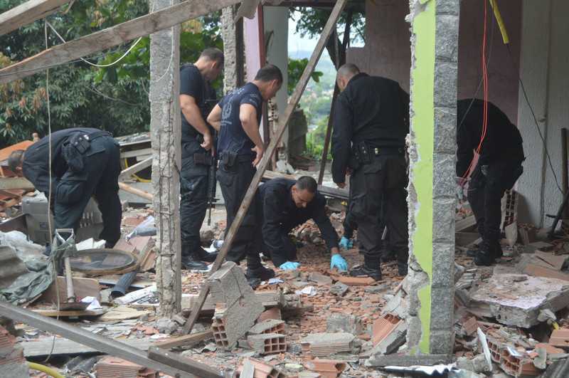 Pólvora em garrafa de refrig. causou explosão que destruiu família