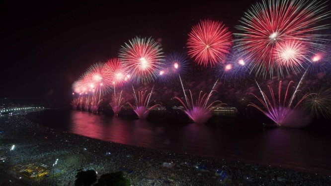 Chegada do ano novo é celebrada por milhares na praia de Copacabana