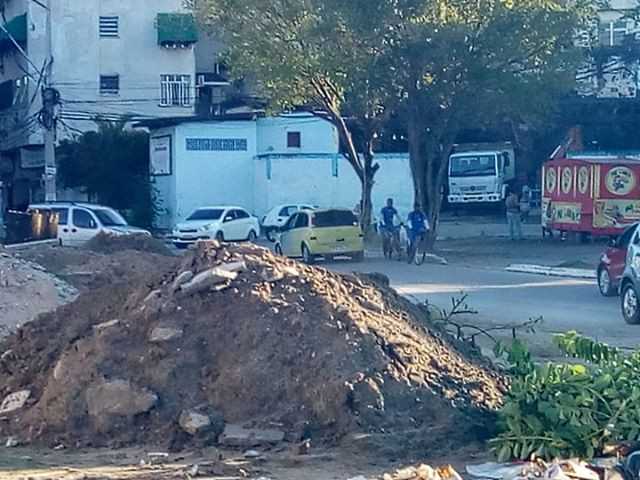 Rua de Neves, em São Gonçalo, se torna depósito de entulhos